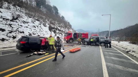 An accident involving the central line of Hoengseong, Gangwon Province...Two dead, one seriously injured.