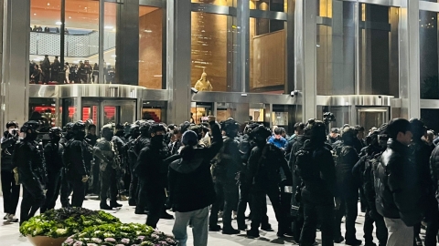 [On-site video+] Citizens gather at the declaration of emergency martial law...What's the situation in front of the National Assembly?