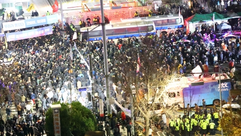 시민들 국회 앞 집결해 집회…"계엄령을 해제하라"