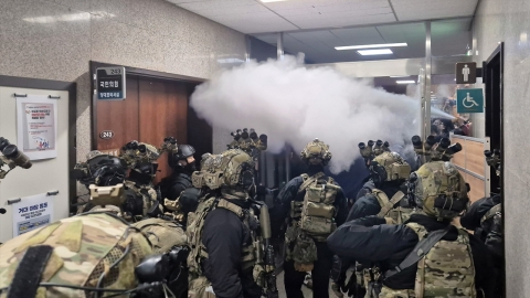 Armed martial law forces and 'protecting the plenary hall' have a fierce confrontation...Spray fire extinguishers to block it.