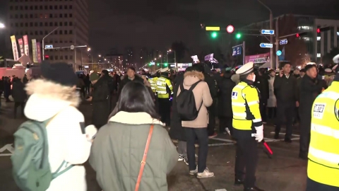 국회 앞 시민들 새벽까지 계염 규탄…"대통령 책임져야"