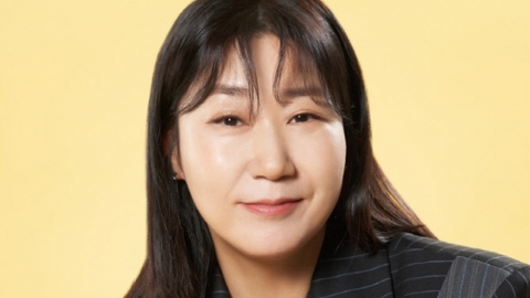 Ra Mi-ran Picks Woman of the Year Film Personality of the Year..."Fill a lot of Korean movies".