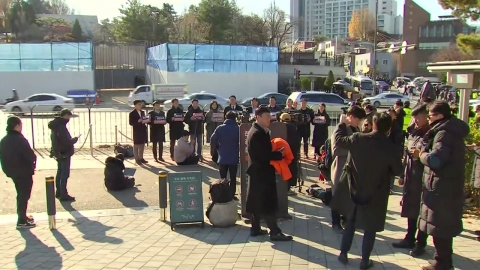 There's still tension even after martial law is lifted...At this time, in front of the Presidential Office in Yongsan.