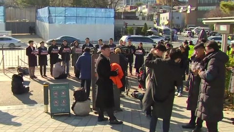 There's still tension even after martial law is lifted...At this time, in front of the Presidential Office in Yongsan.