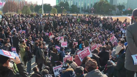 국회 안으로…\'정권 퇴진\' 시민 규탄 집회 계속