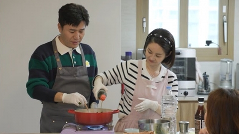 Kim Jong-min is 11 years younger than his girlfriend, and even cooking class is 'certified as a lover' to set up a birthday table.    