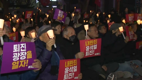 Gwanghwamun candlelight vigil... "President Yoon Suk Yeol should step down."