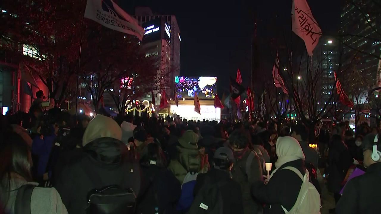 [Society]Citizens march on the streets with candles on the declaration ...