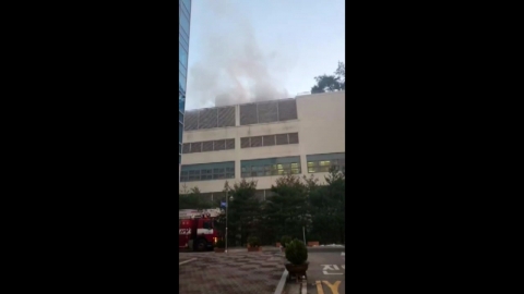 Fire from the rooftop of a supermarket building in Suwon...One time, the first phase of the response was issued.