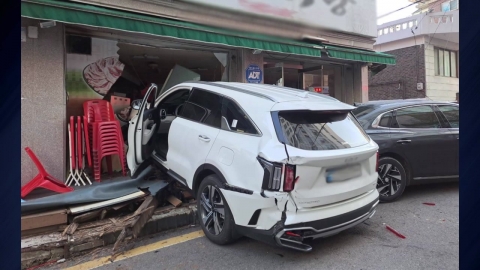 Car rush into Uijeongbu restaurant...Driver "Because of a sudden acceleration"