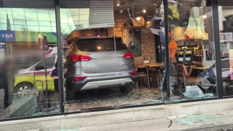 A car driven by 70s rushed into a cafe..."I'm not good at driving".