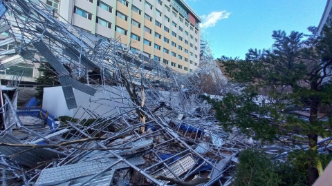 High school construction site collapse...Six people will get hurt.