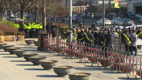 The tension in front of the presidential office...some rally participants/police clashes