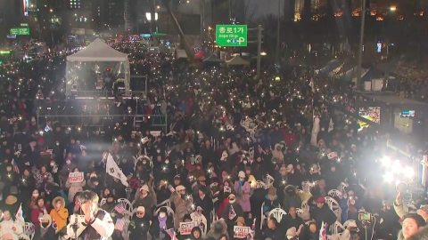 "Impeachment of President" Large rally in front of the National Assembly...a counter-argument rally.