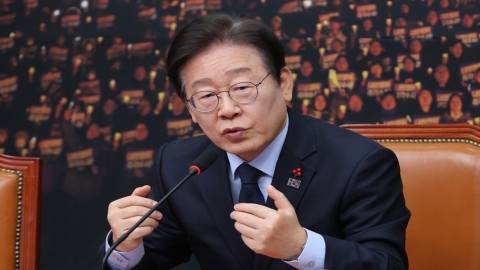 "I've never seen a carol like this before".Eyes on Lee Jae-myung's 'Impeachment Challenge' video.  