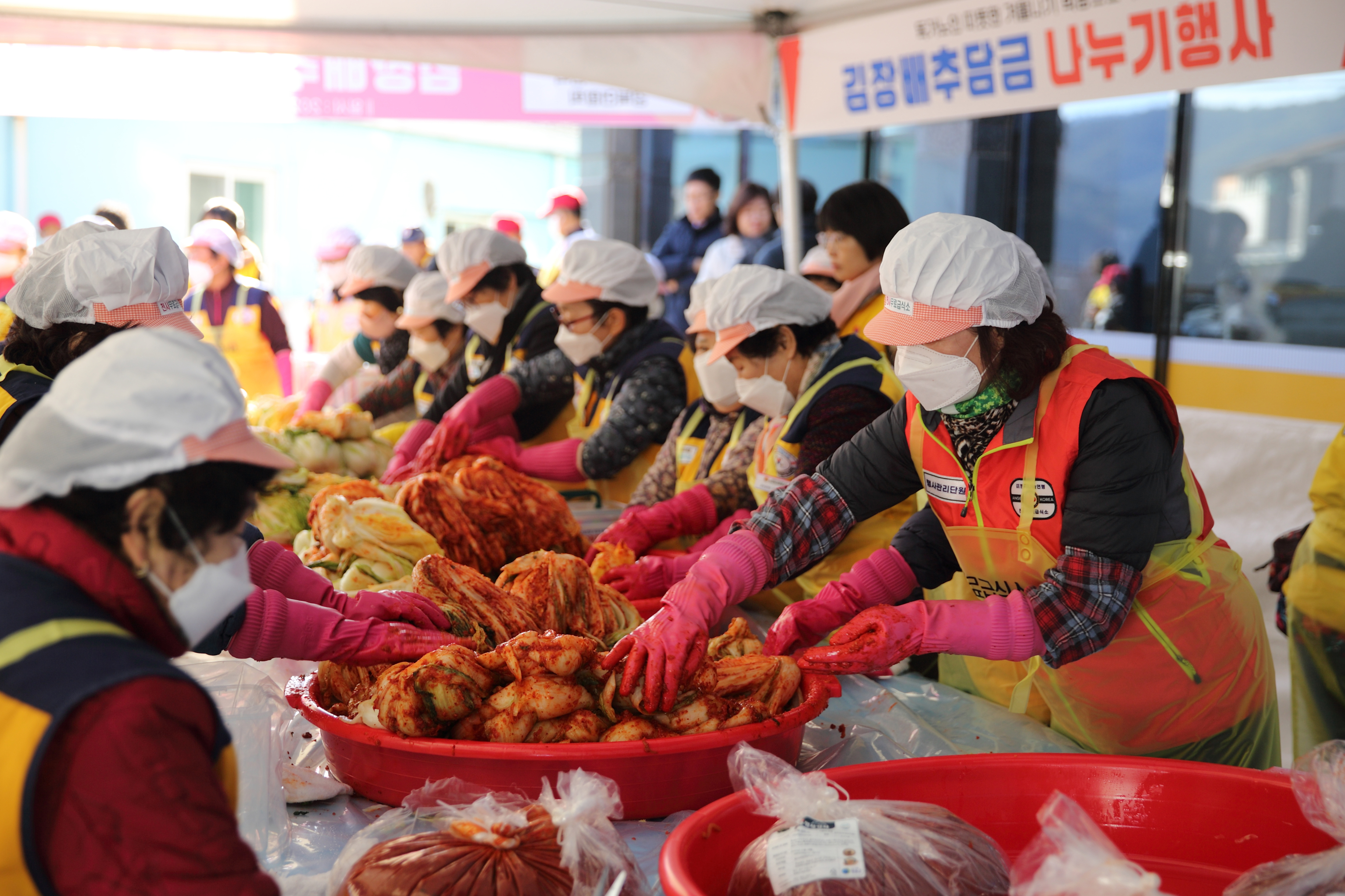 Korea Sharing Federation to Give Up 30,000 Kimjang Sharing Event at Aged Cafeteria