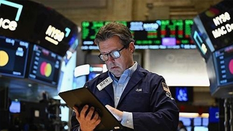 NY stock markets close lower ahead of price data release