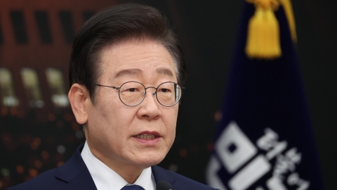 Lee Jae-myung, WSJ interviewer, "Some people call me 'Korea's Trump'"