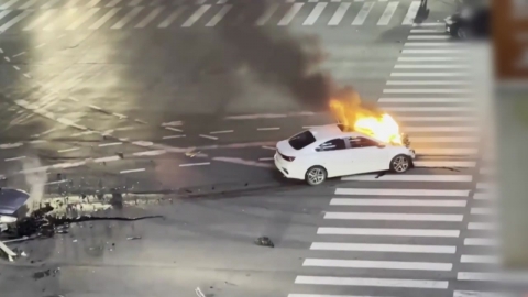 Taxi and car crash in Asan, Chungcheongnam-do...3 people will get hurt.