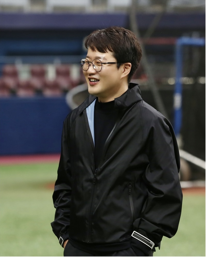 Producer Jang Si-won of 'Strongest Baseball' Commends President of '2024 Content Grand Prize' 