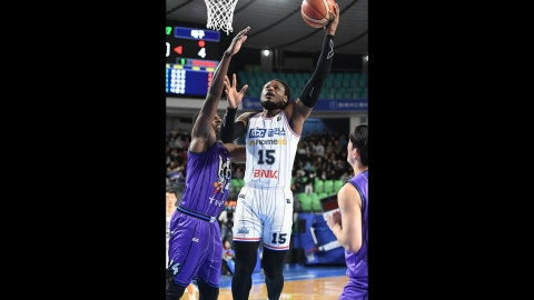 'Burton 46 points and 10 rebounds' KCC wins completely over Korea Gas Corporation