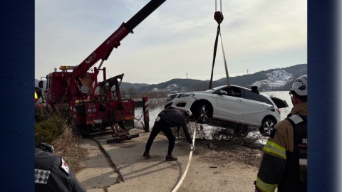 A driver in his 50s dies after falling into a reservoir in Yongin, Gyeonggi Province.