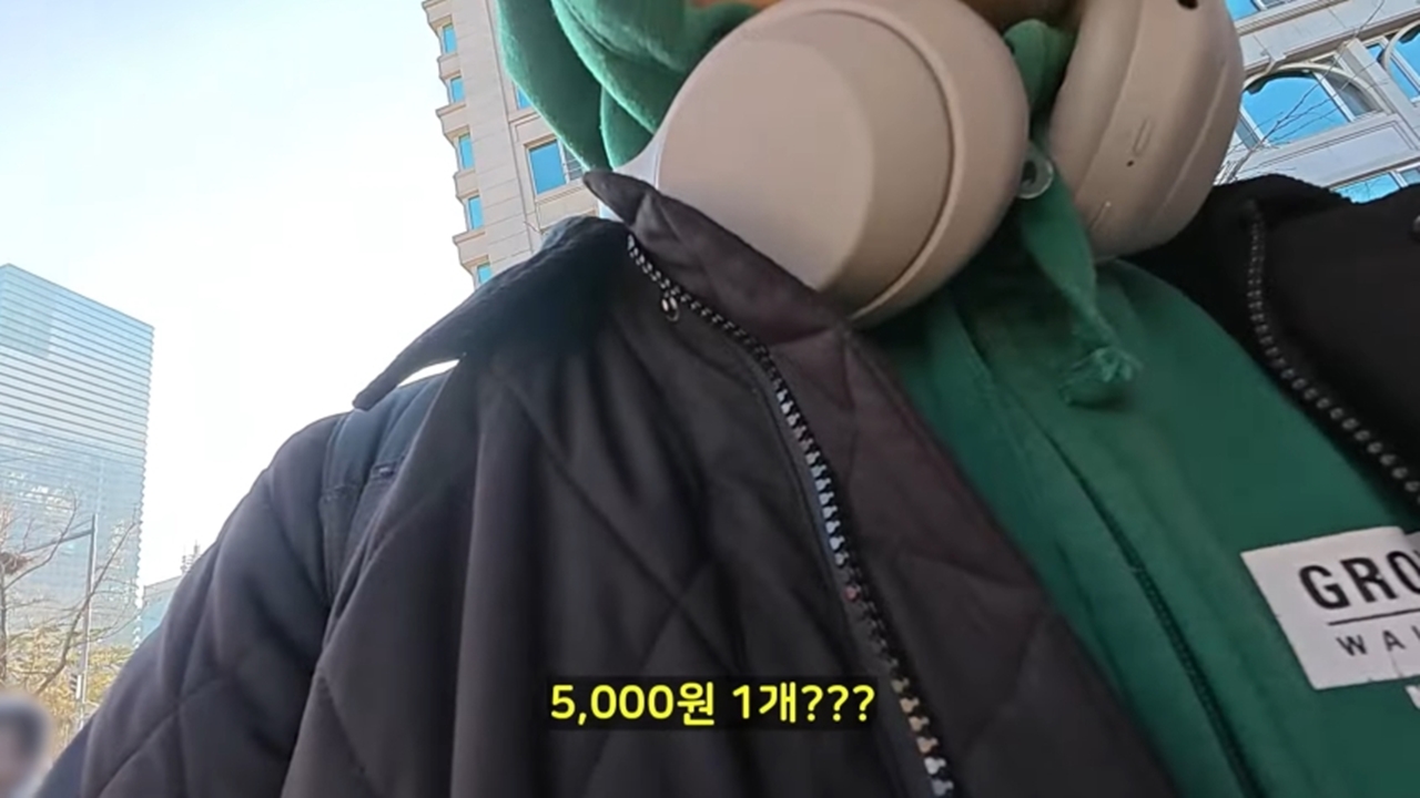 5,000 won for 1 fish cake skewer?A street vendor drunk on 'leap money' at the Yeouido meeting.