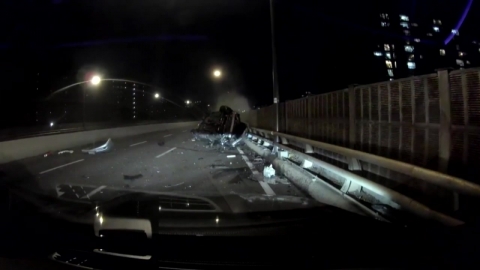 Car rollover on the access road of Dongho Bridge in Seoul...One person injured.