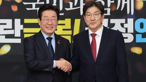 Kwon Seong-dong, "The presidential system should change"...Lee Jae-myung "urges to review civilian welfare supplementary administration"