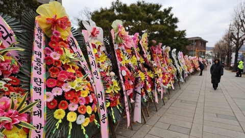 尹 on his 64th birthday while on suspension...Delivering flower baskets to supporters.