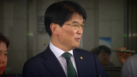 Park Wan-joo, who was sentenced to one year in prison for sexual harassment by his aide, was arrested in court... "Concerned about running away."