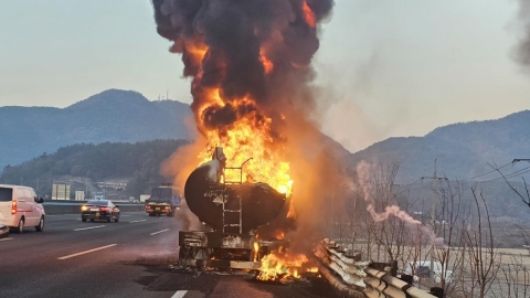 26,000 liters oil tanker, 25 tons truck crash...Two cars burned down.