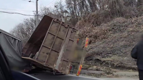 Two large trucks in Asan, Chungcheongnam-do...a first-generation conduction