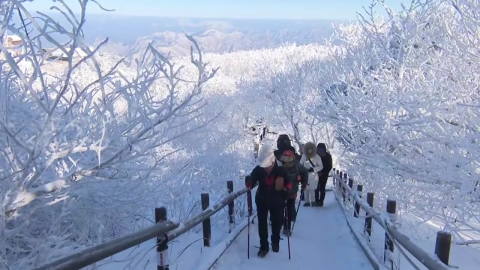 산을 품은 새하얀 눈…아름다운 덕유산 설경