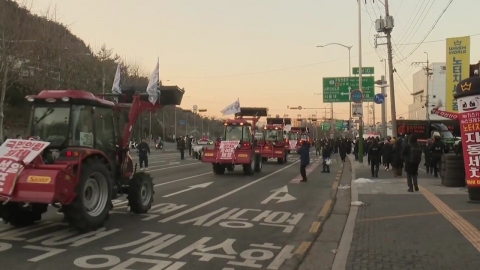 Tractor's march to the official residence of the farmers in Tokyo...Police's barrier withdrawal.