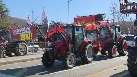 One night and two nights of "Tractor Protests"...March to Hannam-dong residence