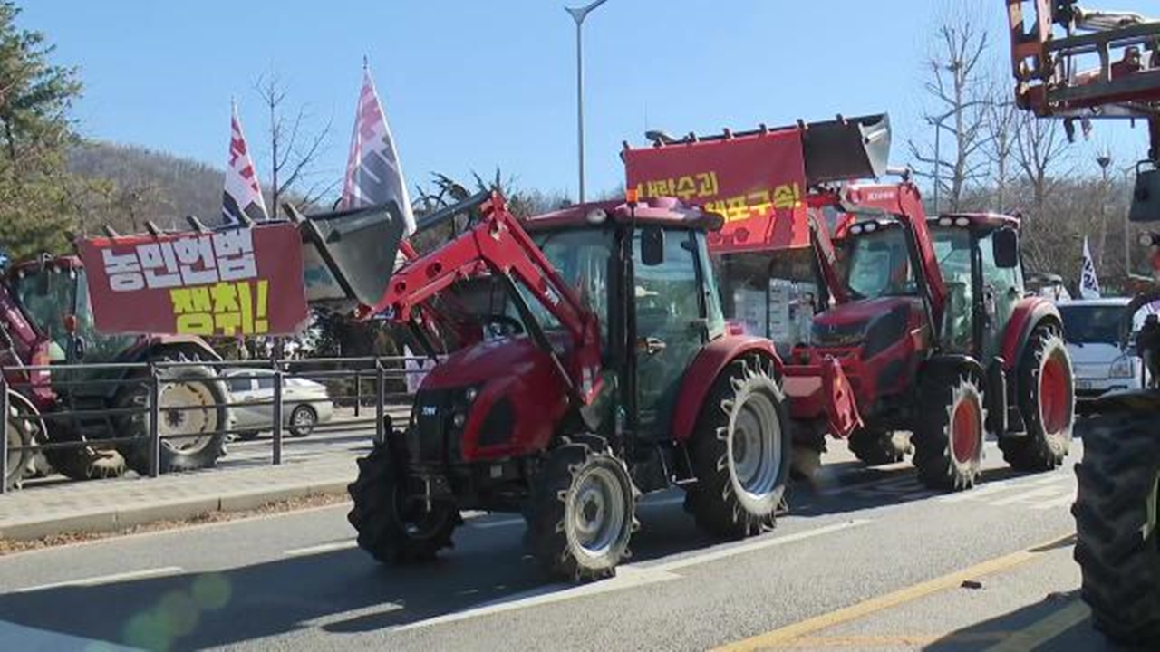 "Tractor protesting women have bullet holes in Europe"...controversy over police writing