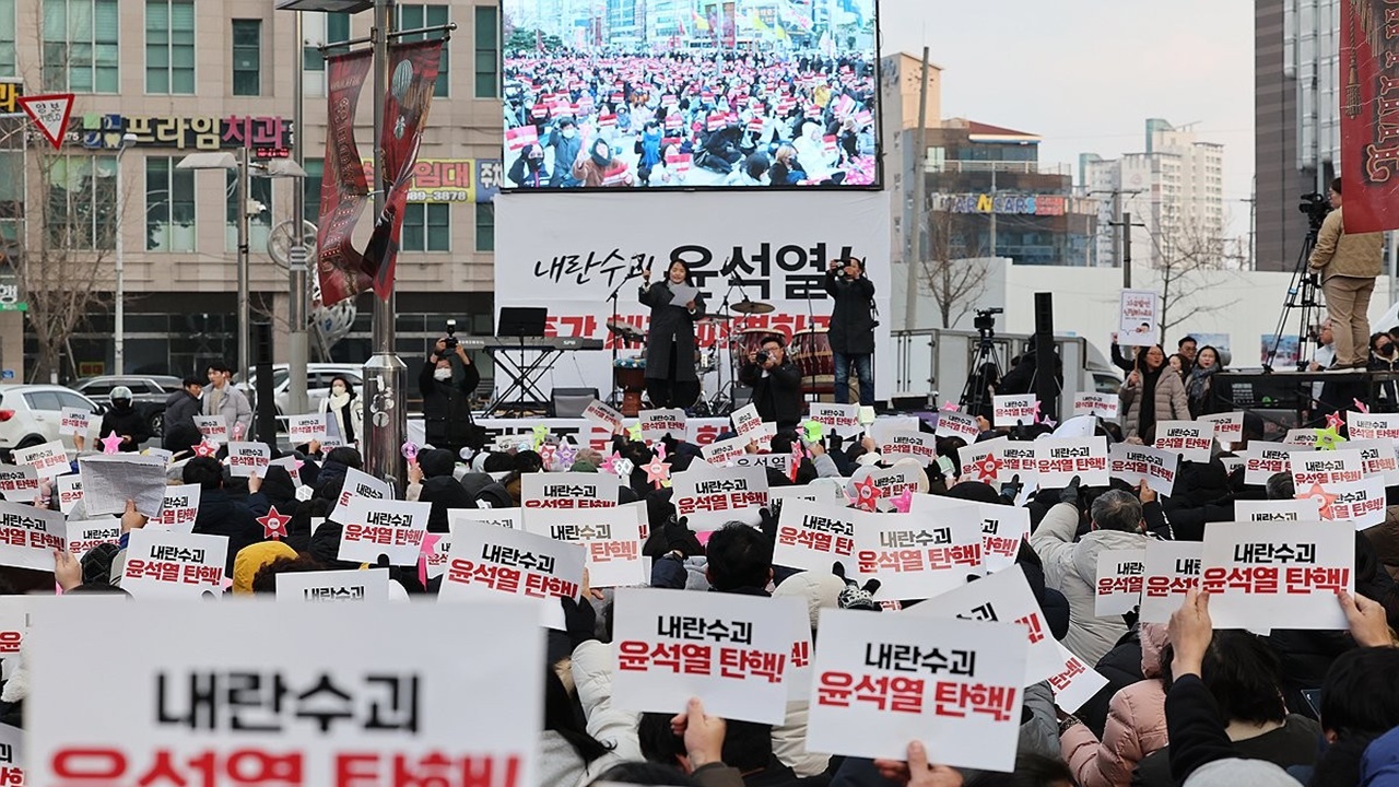 여자만 골라 "화장실 좀 데려다줘"…집회 현장 '지팡이 男' 주의보 