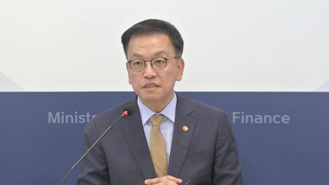 Choi Sang-mok said, "The growth rate is likely to be slightly below the potential growth rate next year...Foreign exchange rate, domestic politics, strong dollar, half effect"