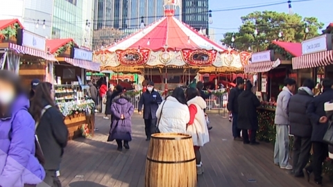 "Small but definite happiness" Christmas at the end of the year...I baked cookies and went to a marketplace.