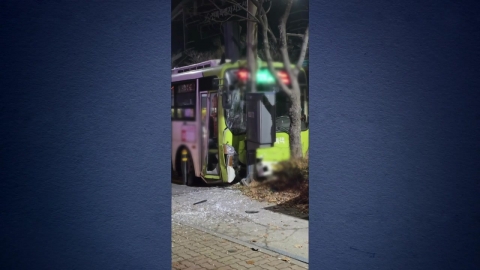 The bus in Jeonju crashed into a telephone pole...investigation of the cause