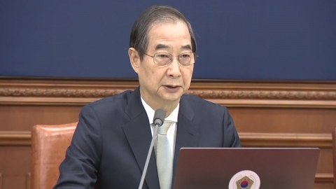 Acting president Han, who got the ball back...agonizing over the appointment of a constitutional judge