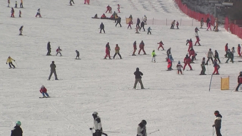 White Christmas at the ski resort...The Santa Festival is also crowded with people.