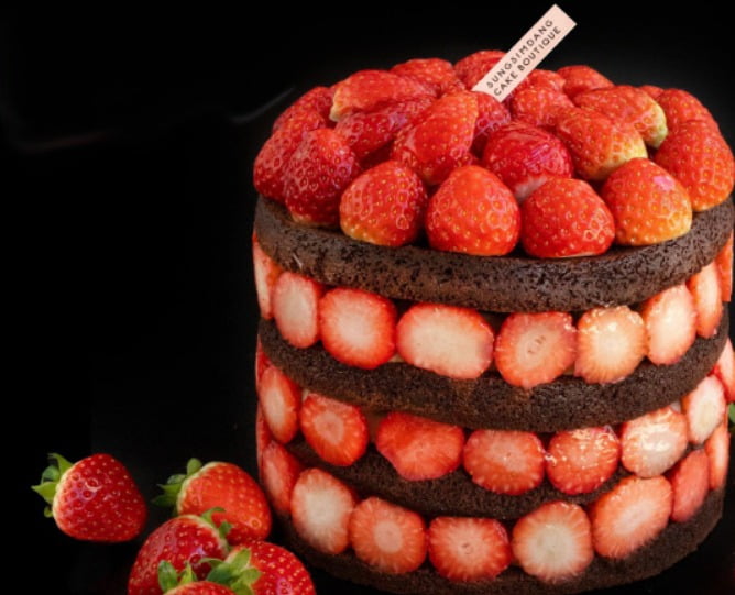 "'40,000 won' strawberry syrup at this price'...Another crazy Sacred Heart Cake.