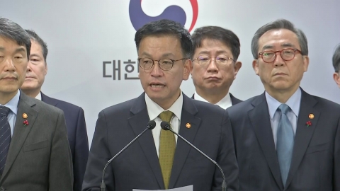 Deputy Prime Minister for Economy Choi Sang-mok said, "Please reconsider the impeachment of acting Han Deok-soo."