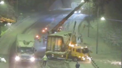 Snowfall on a 14-ton truck in Jeongeup, a heavy snow warning...Control by 1 lane