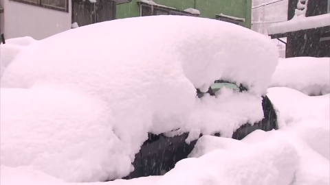 Japan experiences cold weather and heavy snow during the holidays.Concerns over Holiday Traffic Disruption