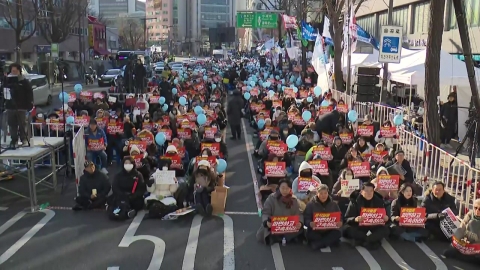 'Calling for Impeachment' in various parts of Seoul...There's also a rally to fight back.