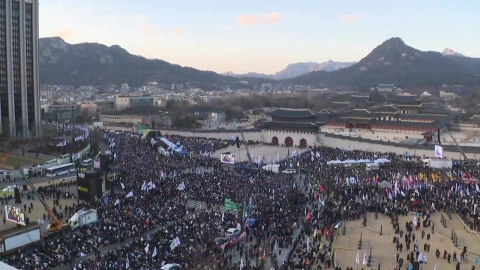 Gwanghwamun is divided again... "You have to face it vs. opposition to impeachment."