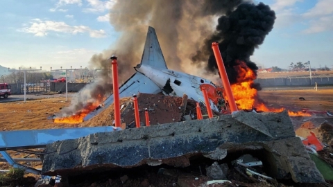 Collision and fire of a wall during the landing of a Jeju Air passenger plane at Muan Airport in Jeollanam-do